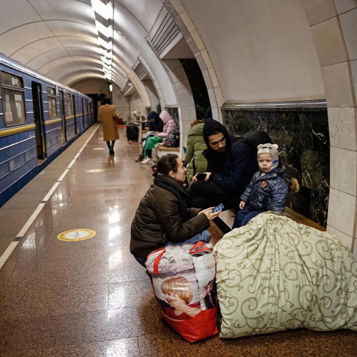 На вулиці, у будівлі та в громадському транспорті. Правила поведінки при ракетному обстрілі3