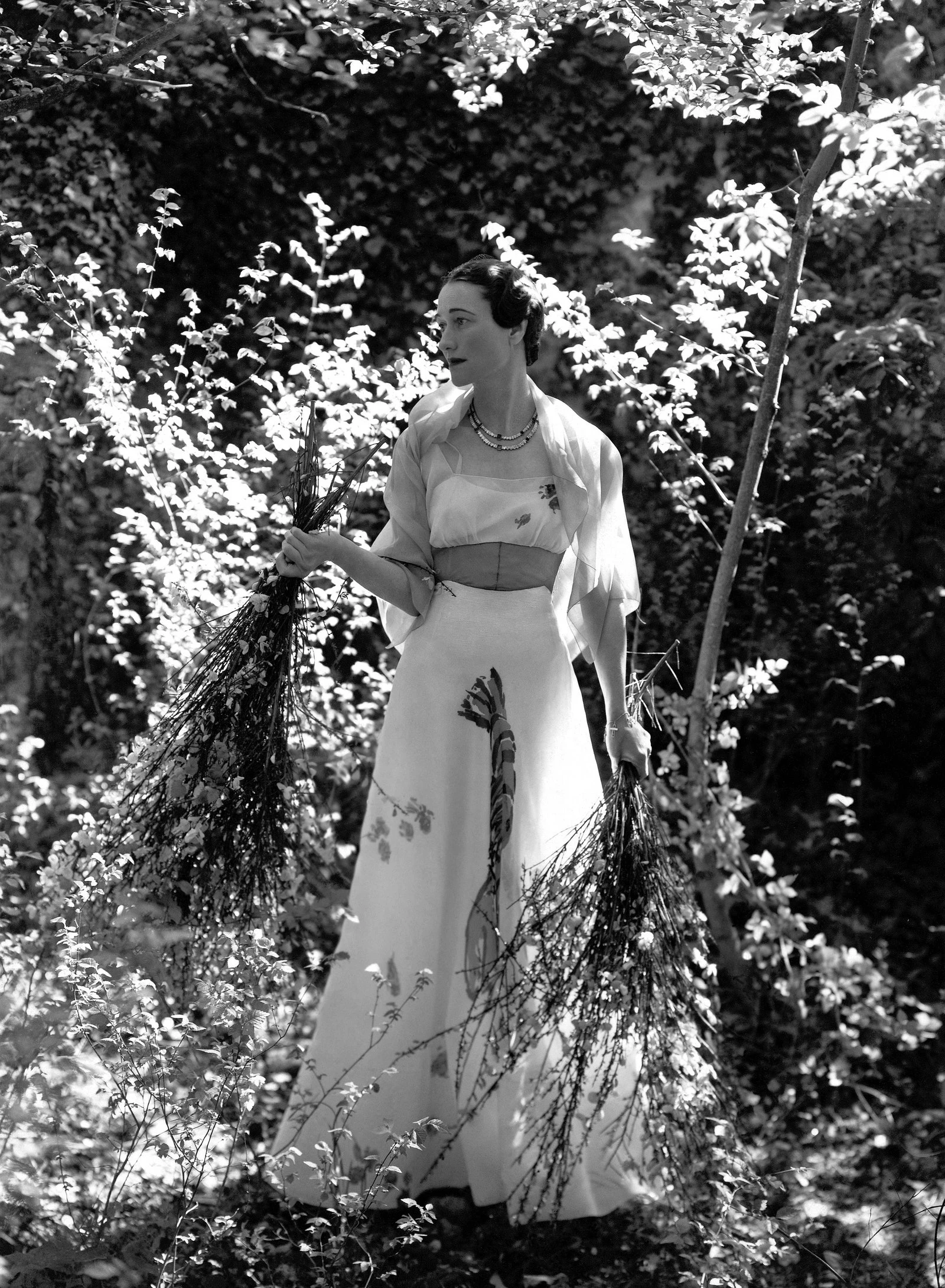 Волліс Сімпсон у сукні з омарами Schiaparelli в саду Château de Candé для Vogue, 1937 рік.2