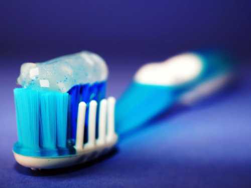 Стоматологи розповіли про небезпеки зубної пасти з фтором