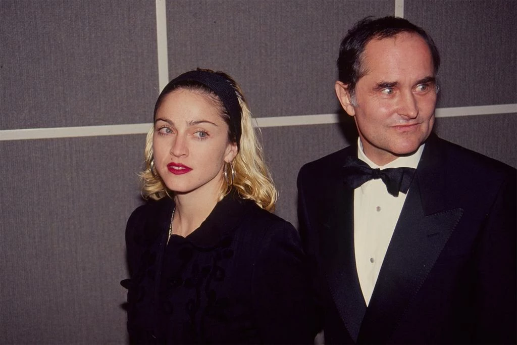 Мадонна та німецький режисер Майкл Верховен на церемонії вручення премії  New York Film Critics’ Awards в 1991 році.6