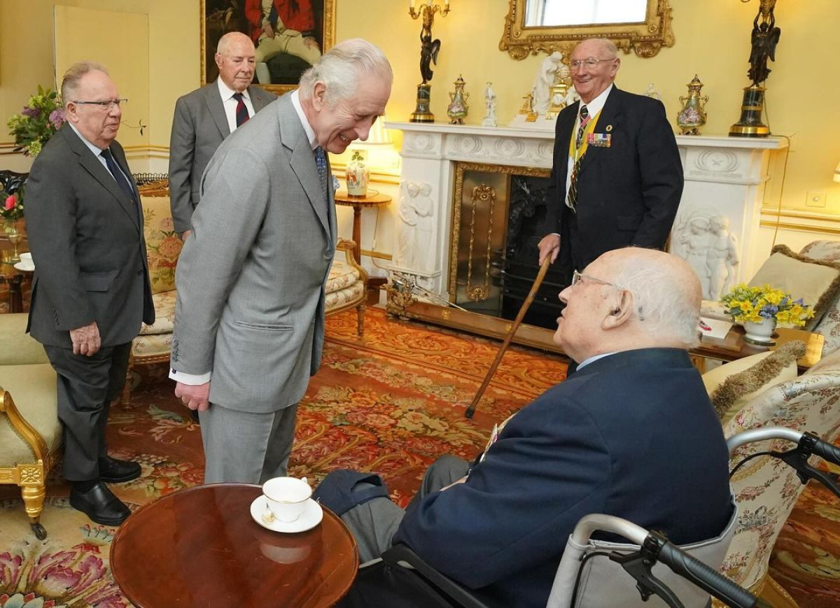 Чарльз III зустрівся з ветеранами війни після фейкової новини про свою смерть1