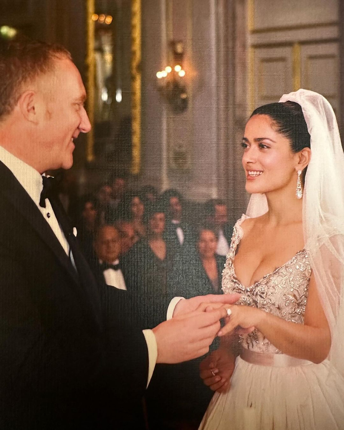 Сальма Гаєк поділилася архівними фото зі свого весілля з Франсуа-Анрі Піно2