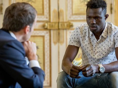 Виходець з Малі, що врятував дитину в Парижі, отримав громадянство Франції