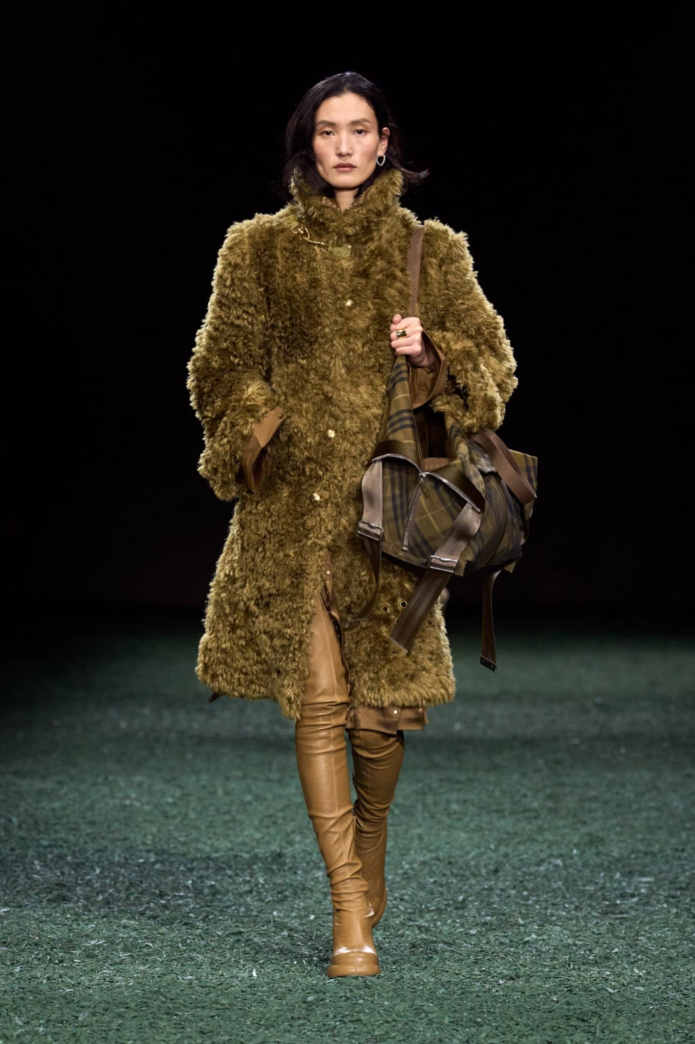 Burberry осінь-зима 2024/2025. Photo: Vogue Runway14