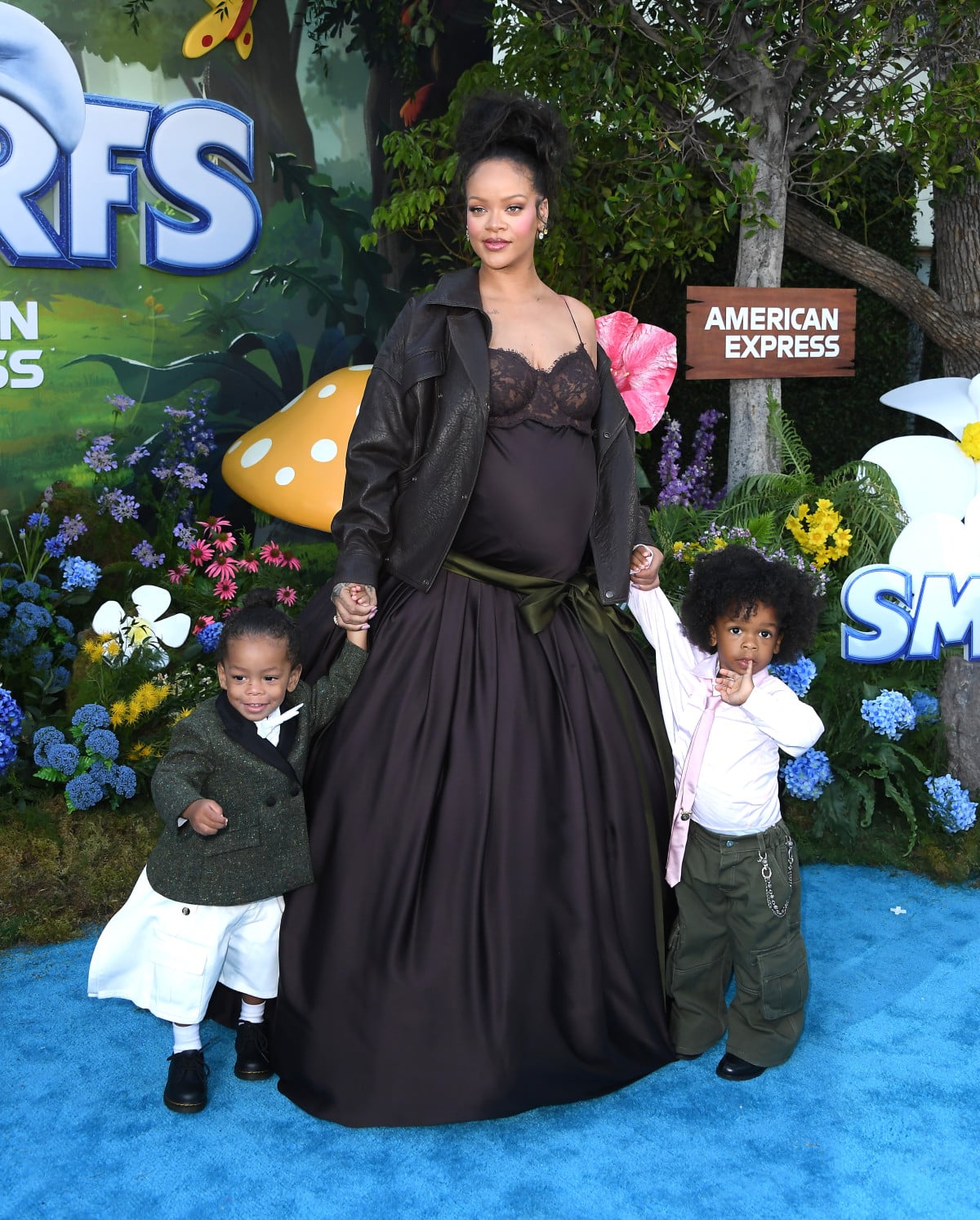 Вагітна Ріанна вперше з’явилася на червоній доріжці з обома синами1