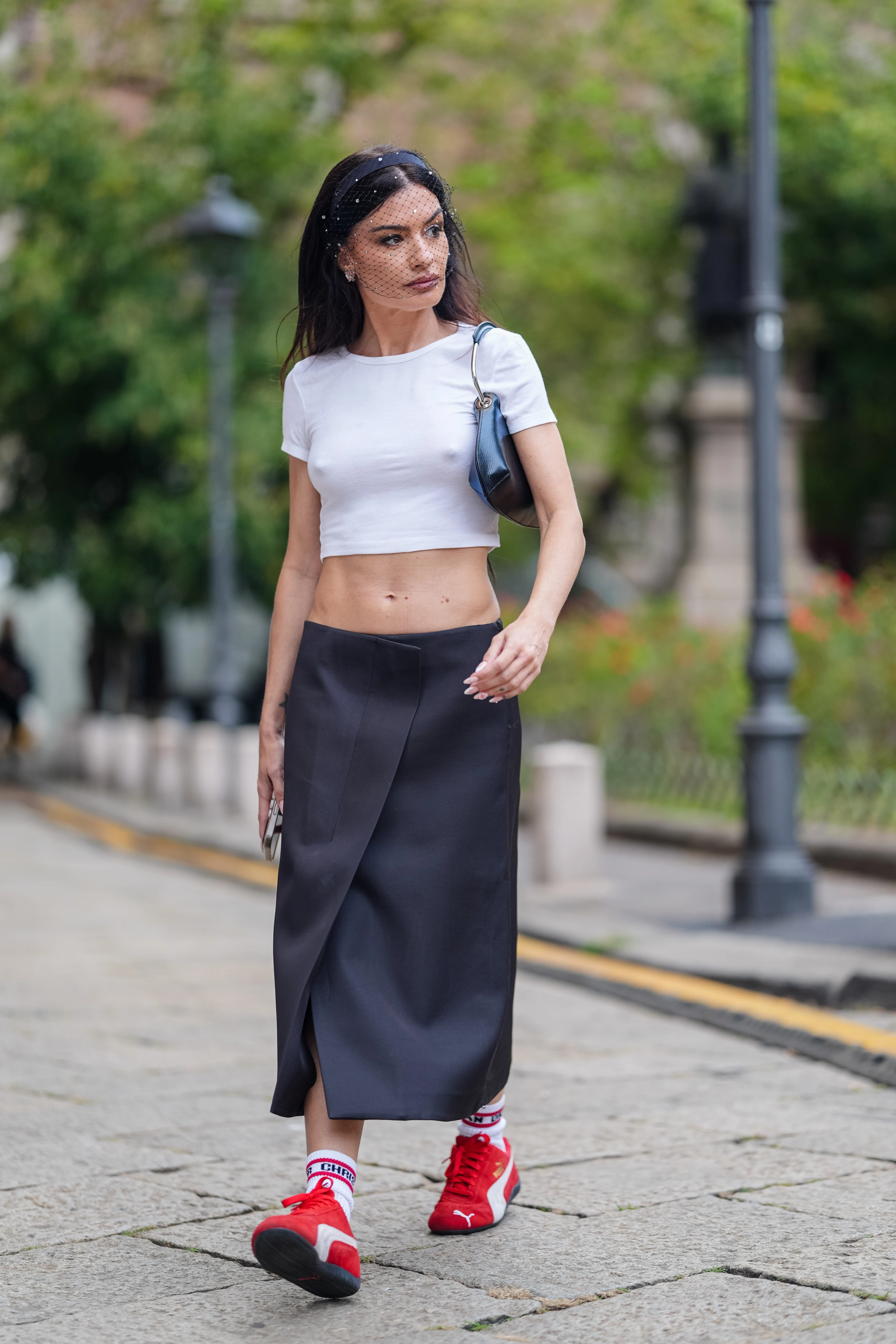 Червоні кросівки — головна пара взуття 2025 року2