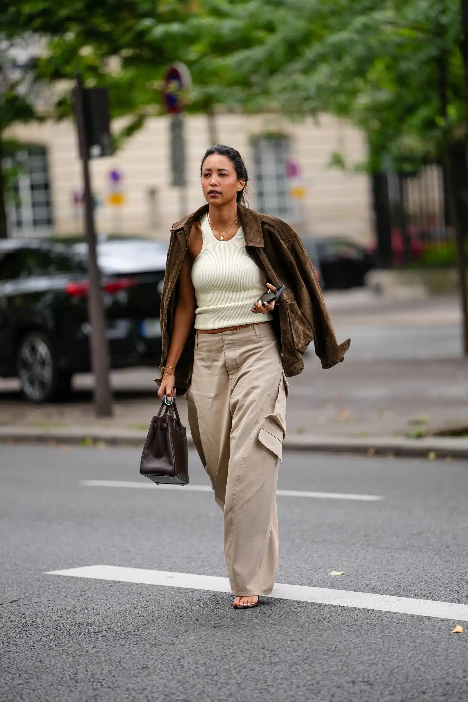 Як носити білу майку у 2025 році — варіанти модного комʼюніті7