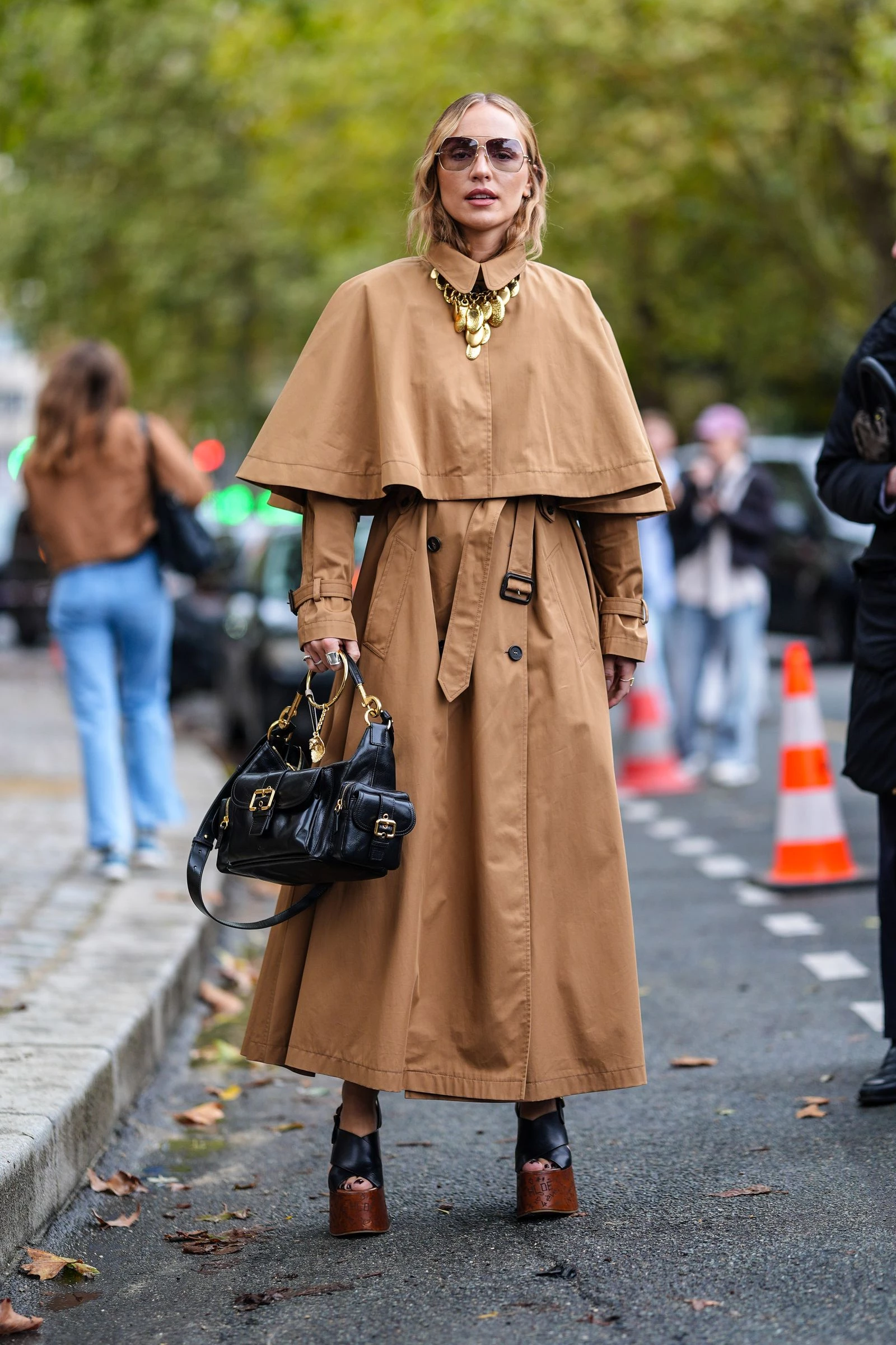 Кольє поверх верхнього одягу – головна модна тенденція, яку варто опробувати цієї осені2