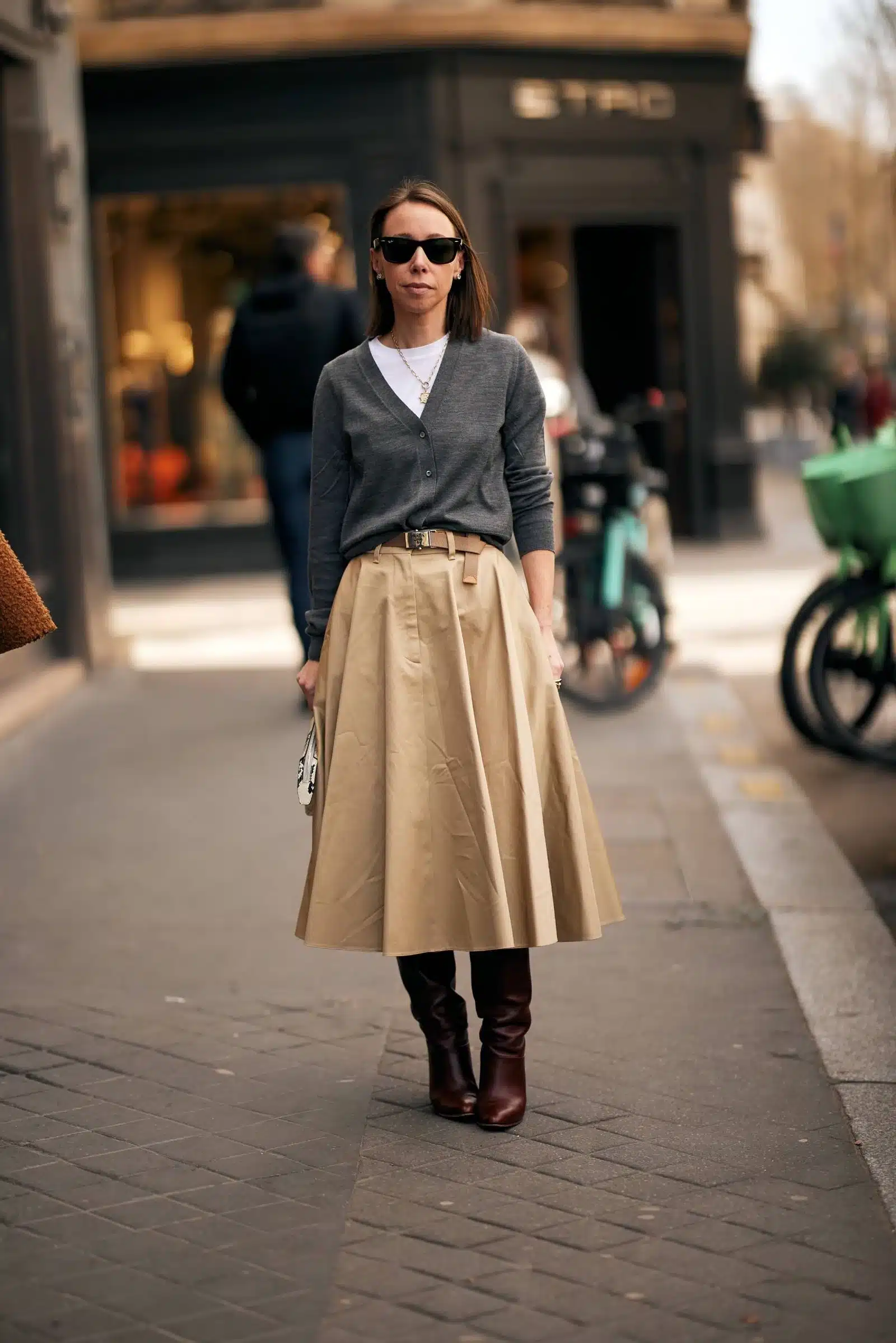 Високі чоботи кольору кави з 1990-х та спідниця — найкраща пара цього вересня5