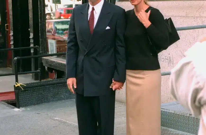 Високі чоботи кольору кави з 1990-х та спідниця — найкраща пара цього вересня