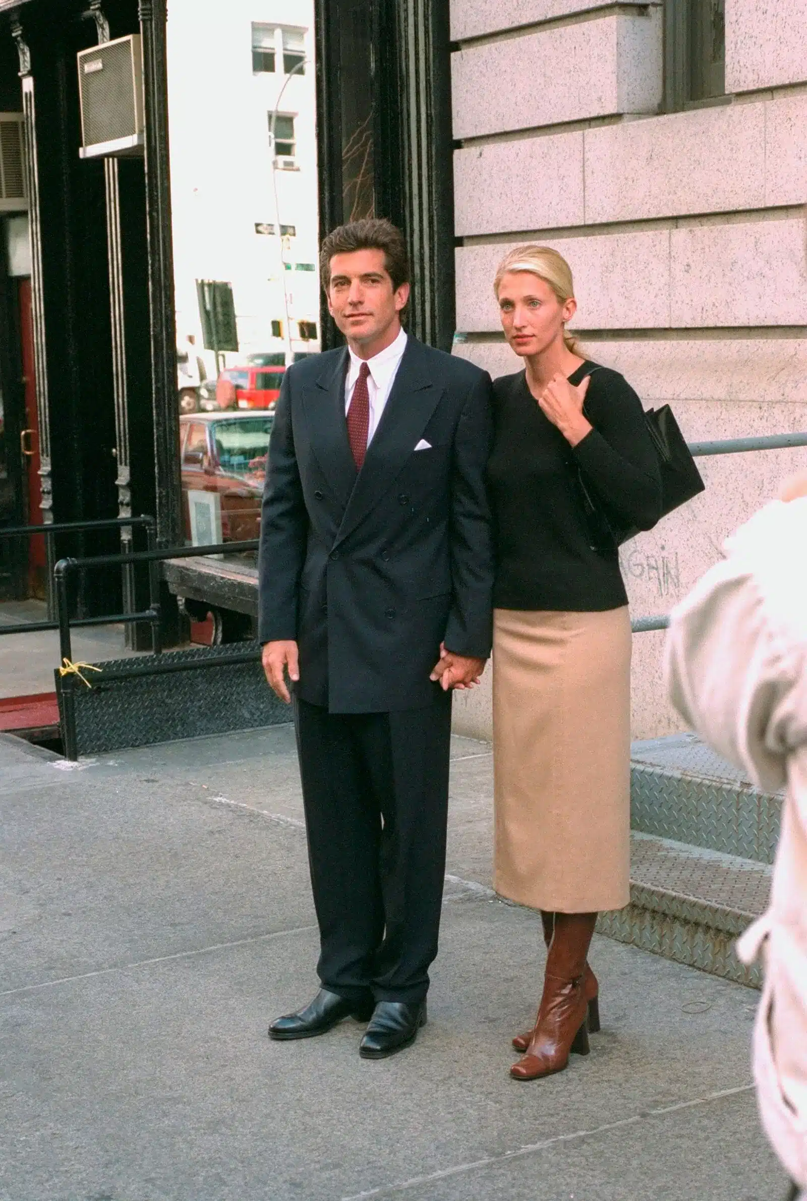 Високі чоботи кольору кави з 1990-х та спідниця — найкраща пара цього вересня0