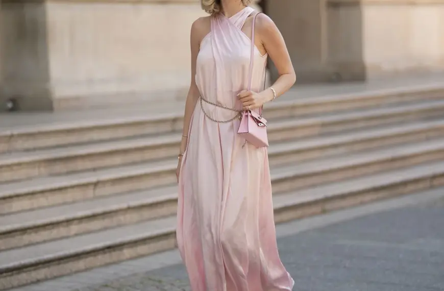 Балетки з відкритою пʼятою: 5 способів стильно носити найелегантніше взуття сезону