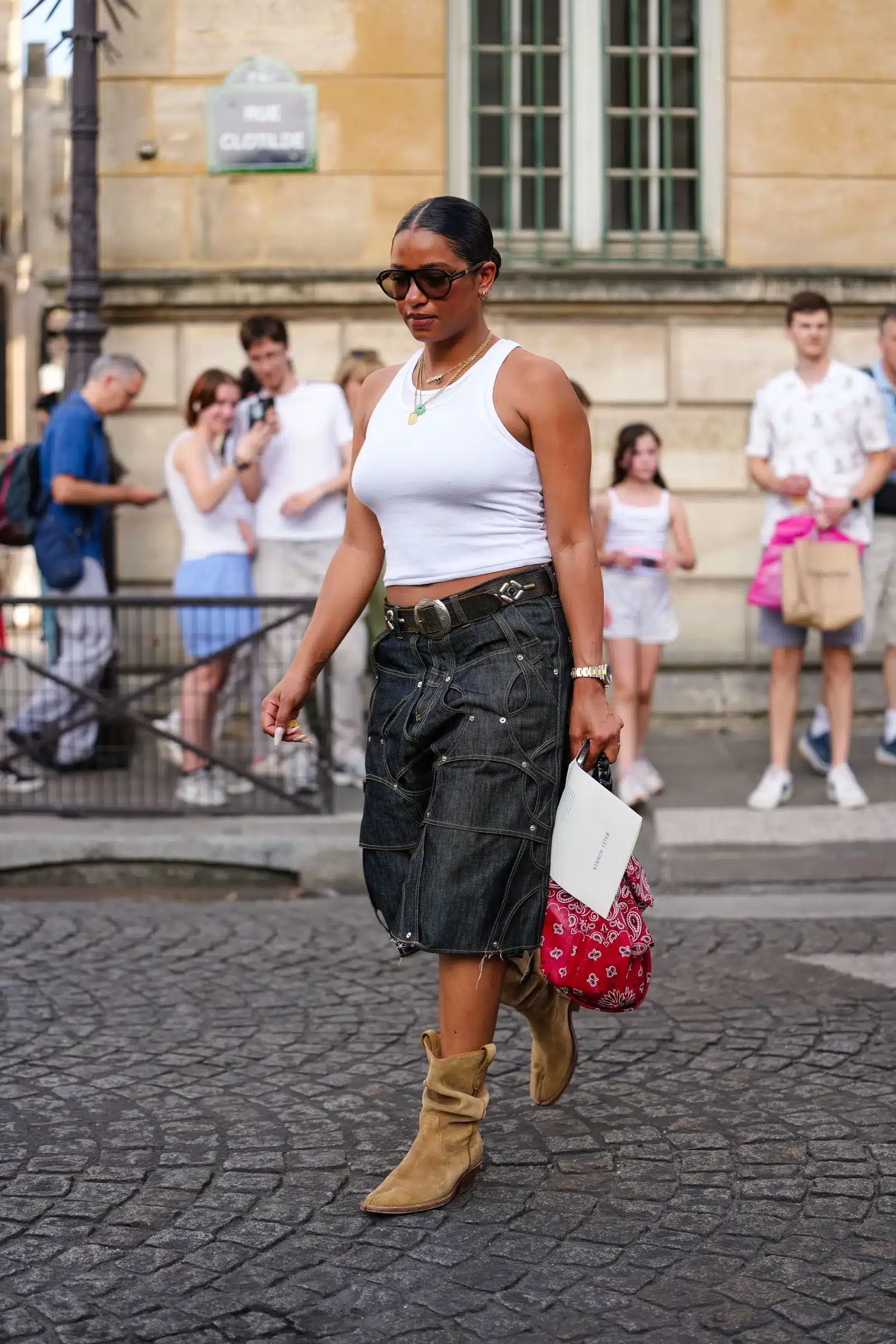 Як носити білу майку у 2025 році — варіанти модного комʼюніті1