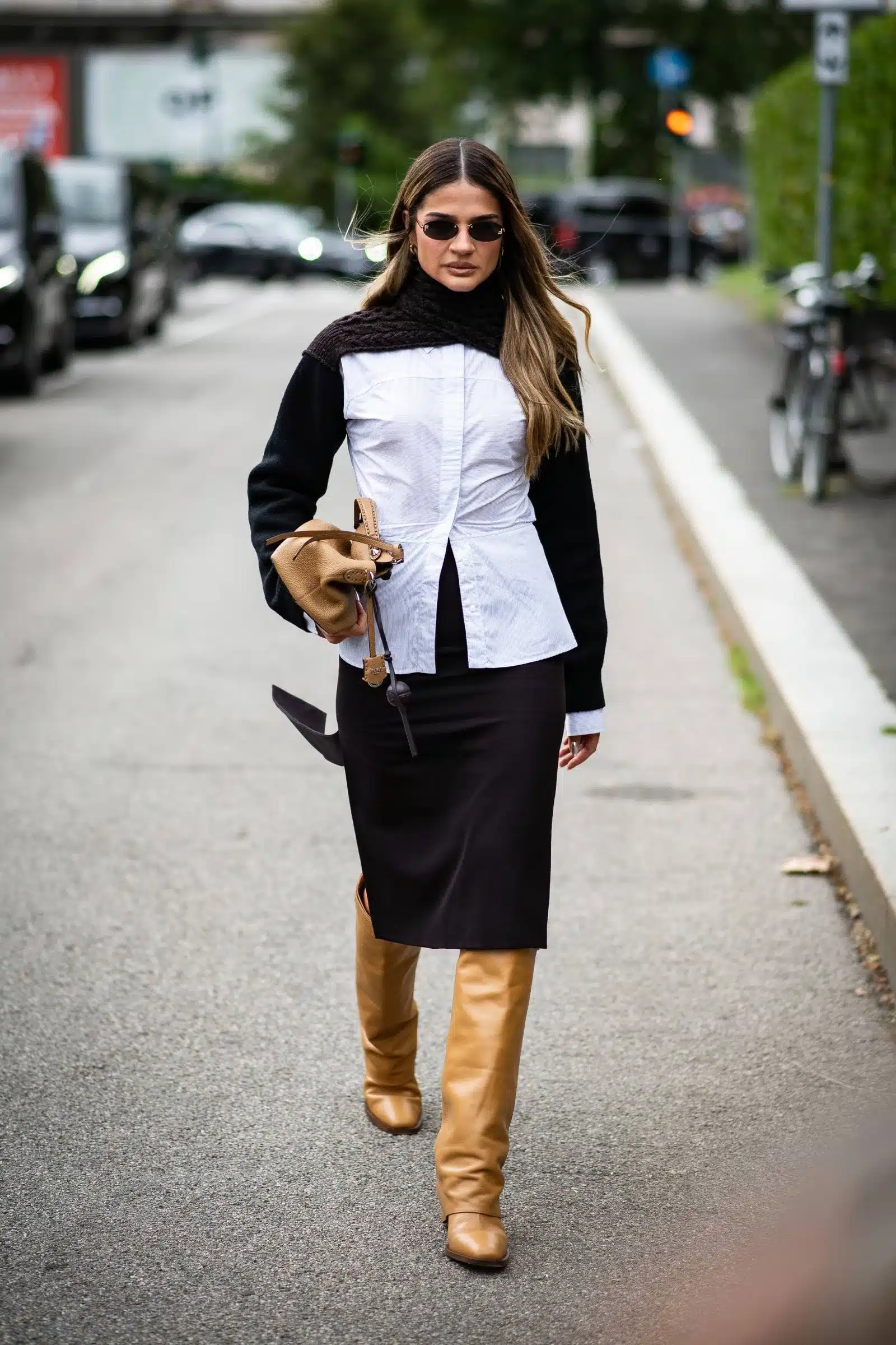 Високі чоботи кольору кави з 1990-х та спідниця — найкраща пара цього вересня2