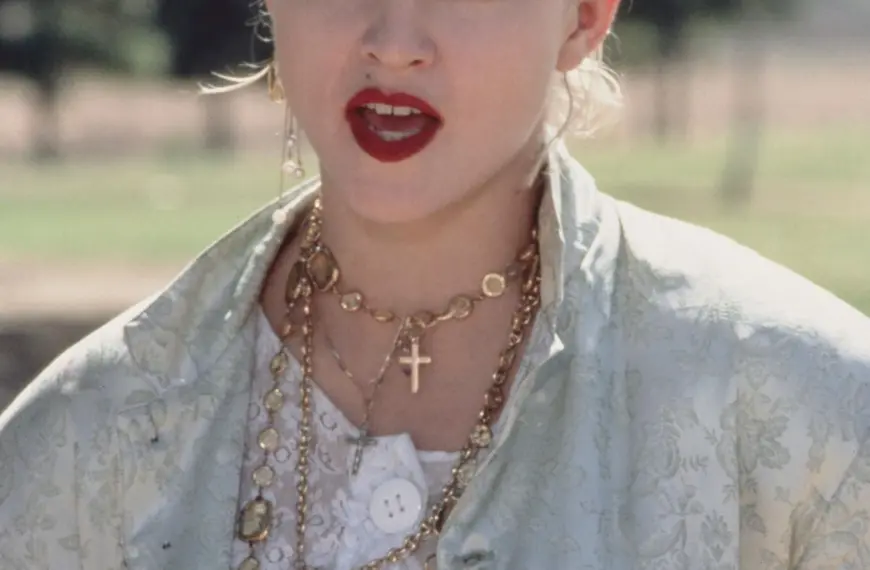 5 модних топів з 1980-х, які повернулися у 2025 році