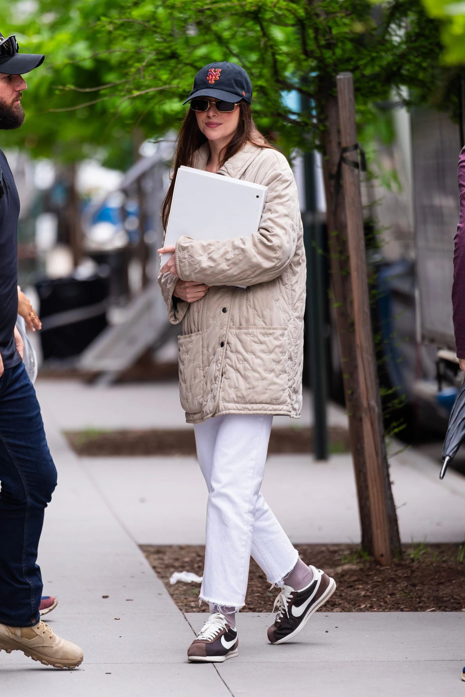 7 пар кросівок, які обирають знаменитості цього сезону5