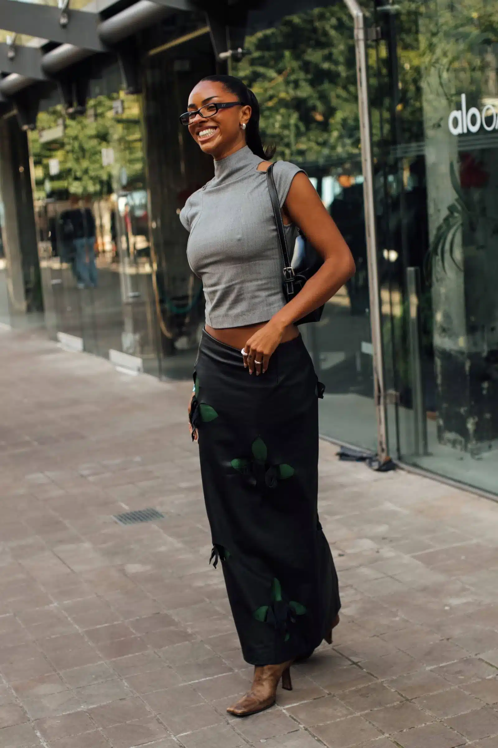 Високі чоботи кольору кави з 1990-х та спідниця — найкраща пара цього вересня3