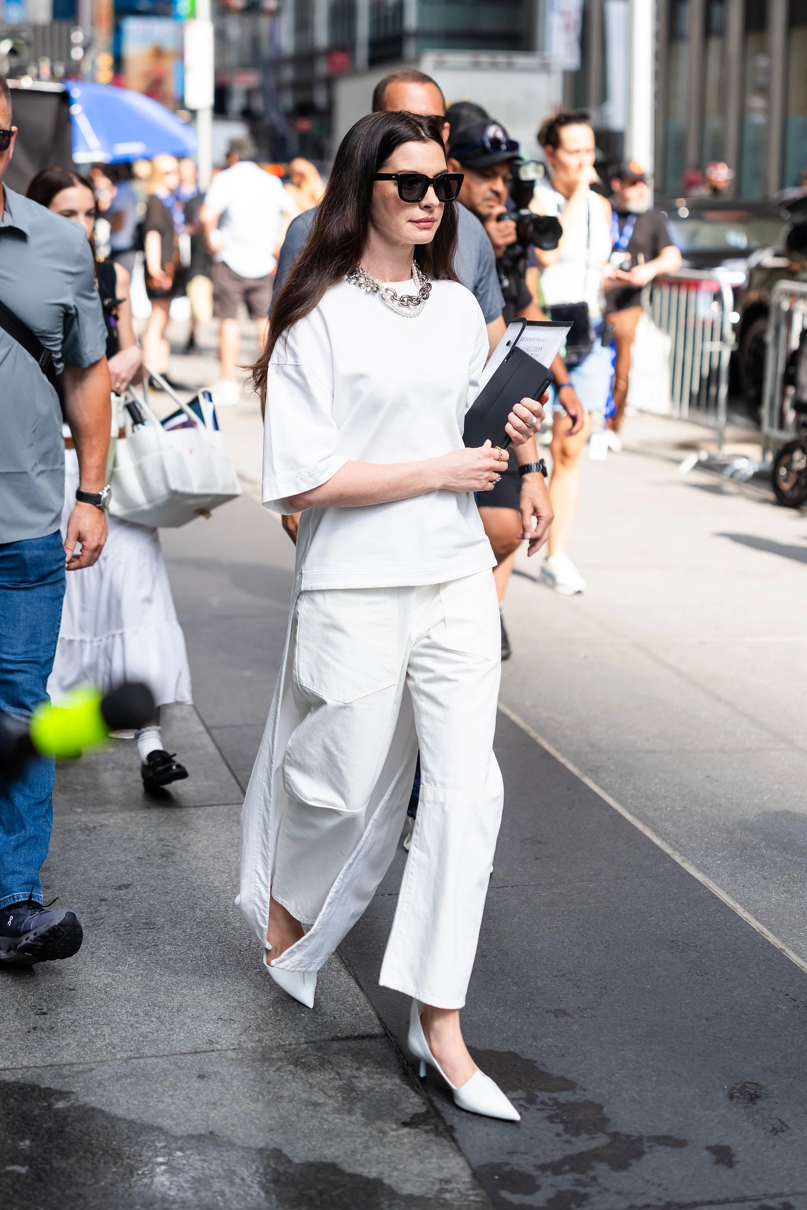 4 пари взуття Енн Гетевей у фільмі "Диявол носить Prada 2", які мають бути й у вашому гардеробі6