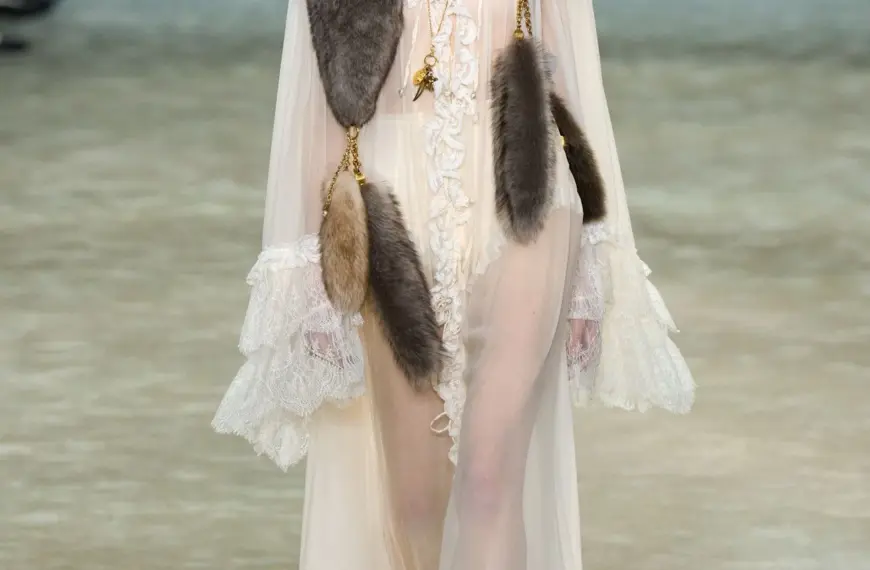 Сукня в білизняному стилі — головна модна річ цієї осені