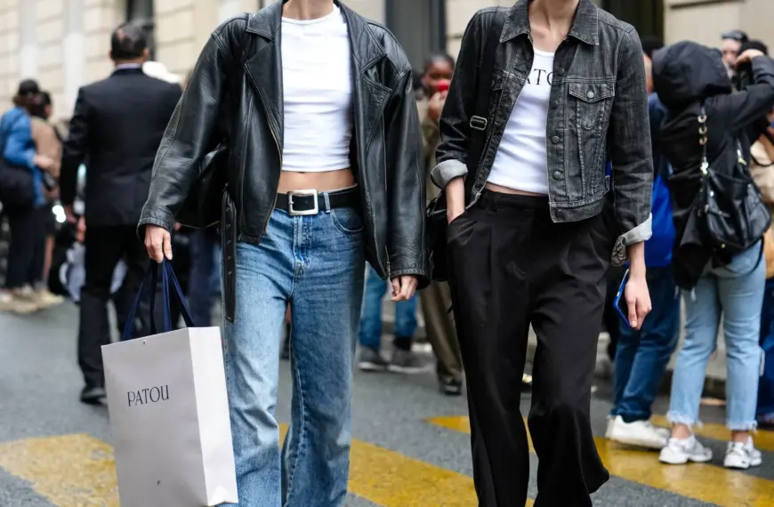 Як носити білу майку у 2025 році — варіанти модного комʼюніті