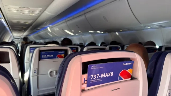 Фінікс, Аризона, США - 1 травня 2025 року: З нетерпінням чекаємо в салоні пасажирського літака Boeing 737-MAX 8. Кишені на спинках сидінь містять брошури з інформацією про безпеку.