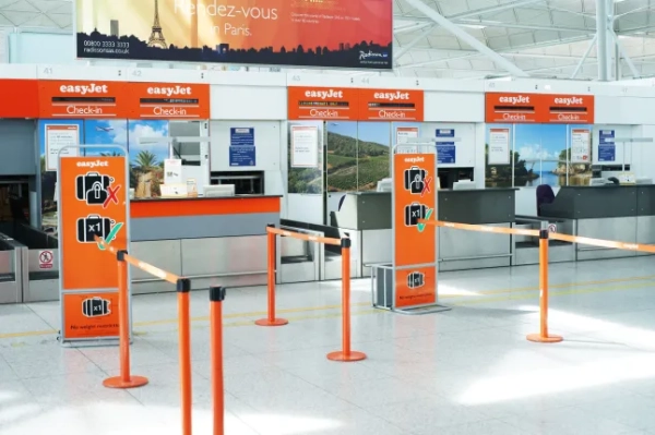 Порожні стійки реєстрації EasyJet в аеропорту Станстед