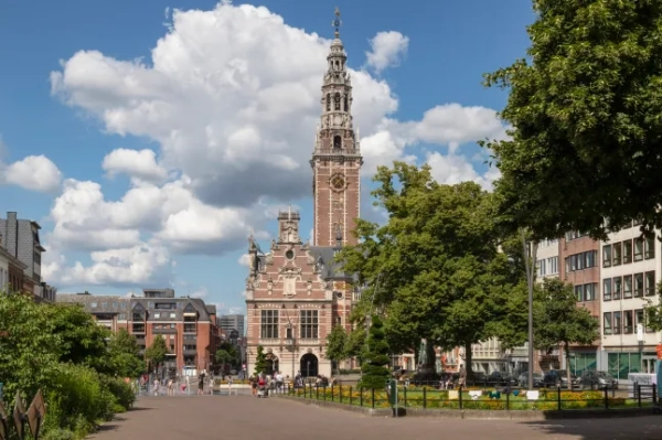 Бібліотечна вежа Левенського університету в центрі міста.