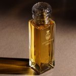 Борміолі Луїджі підписує скляну пляшку та кришку Spoturno у стилі 1920-х років (Фото: Борміолі Луїджі)