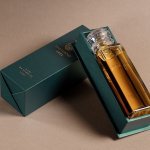 Борміолі Луїджі підписує скляну пляшку та кришку Spoturno у стилі 1920-х років (Фото: Борміолі Луїджі)