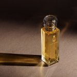 Борміолі Луїджі підписує скляну пляшку та кришку Spoturno у стилі 1920-х років (Фото: Борміолі Луїджі)