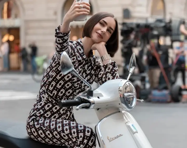 Створення стильних луків 5 сезону “Емілі в Парижі”.