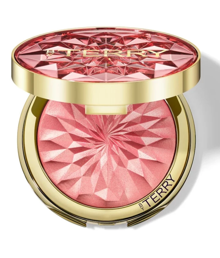 Бездоганна шкіра на спині та в зоні декольте до сукні з відкритим верхом. Б'юті-адвент Vogue UA. 18-й день.
3