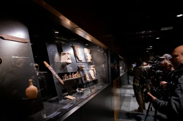 Обов'язкове посилання: Фото Марко Ді Джанвіто/ZUMA Press Wire/Shutterstock (16125341aa) Нові станції метро лінії C «Порта Метронія» та «Колізей» представлені пресі. Під час розкопок було виявлено цінні археологічні знахідки, які перетворили ці дві станції на дві музейні станції. Археологічні знахідки, виставлені на станції «Колізей». Рим: «Колізей» та «Порта Метронія», нові станції метро лінії C., Рим, Італія - 16 грудня 2025 р.