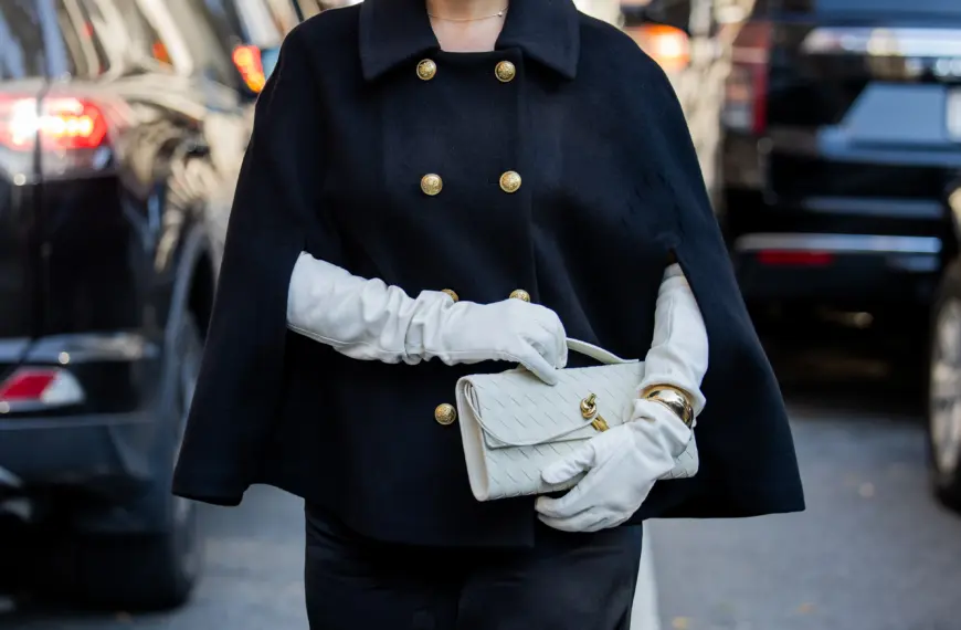 Вуличний стиль: які зимові рукавиці в тренді у модниць і як їх стильно поєднувати.