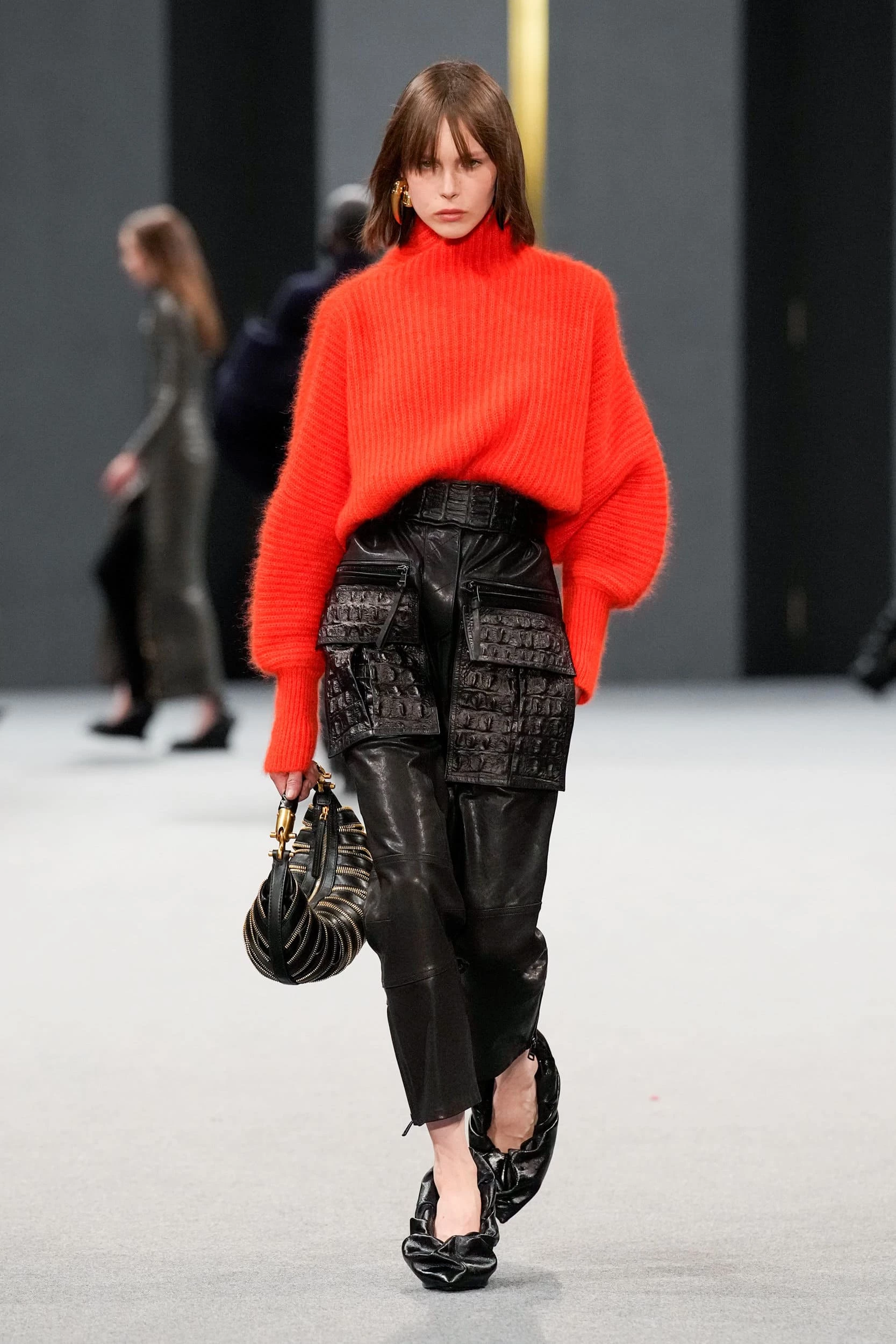 Червоний – головний тренд зими: стильний светр для оновлення образу