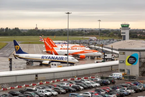 Саутенд, Велика Британія, 7 липня 2019 року: Літаки Ryanair та EasyJet в лондонському аеропорту Саутенд SEN у Великій Британії.