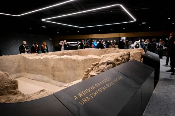 Обов'язкове посилання: Фото Марко Ді Джанвіто/ZUMA Press Wire/Shutterstock (16125341s) Нові станції метро лінії C «Порта Метронія» та «Колізей» представлені пресі. Під час розкопок було виявлено цінні археологічні знахідки, які перетворили ці дві станції на дві музейні станції. Археологічні знахідки, виставлені на станції «Колізей». Рим: «Колізей» та «Порта Метронія», нові станції метро лінії C., Рим, Італія - 16 грудня 2025 р.