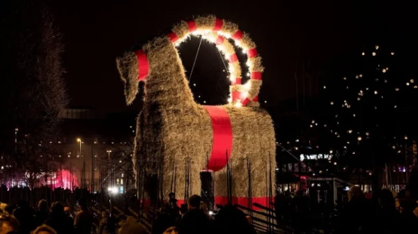 Євленський козел (Gavlebocken), гігантська версія традиційної шведської різдвяної фігурки козла, зроблена з соломи, була відкрита в центрі Євле, Швеція, 2 грудня 2018 року. - Солом'яну статую встановлюють щороку на початку Адвенту. Вона примітна тим, що постійно стає мішенню вандалізму шляхом підпалу, і її кілька разів руйнували з моменту встановлення першої кози в 1966 році. (Фото Матса АСТРАНДА / TT NEWS AGENCY / AFP) / Sweden OUT (Фото має бути написано MATS ASTRAND/AFP via Getty Images)