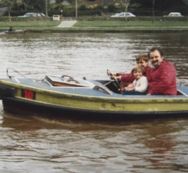 Лінн Карратт на човні з батьком у Галлі в дитинстві.