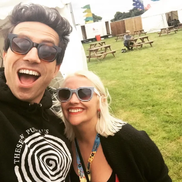 Лінн Карратт робить селфі на великих вихідних BBC Radio 1 у місті Галл.