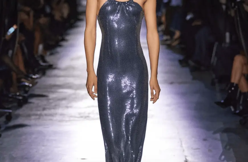 Головна тенденція сезону: блискучі сукні, повз які не пройдеш.