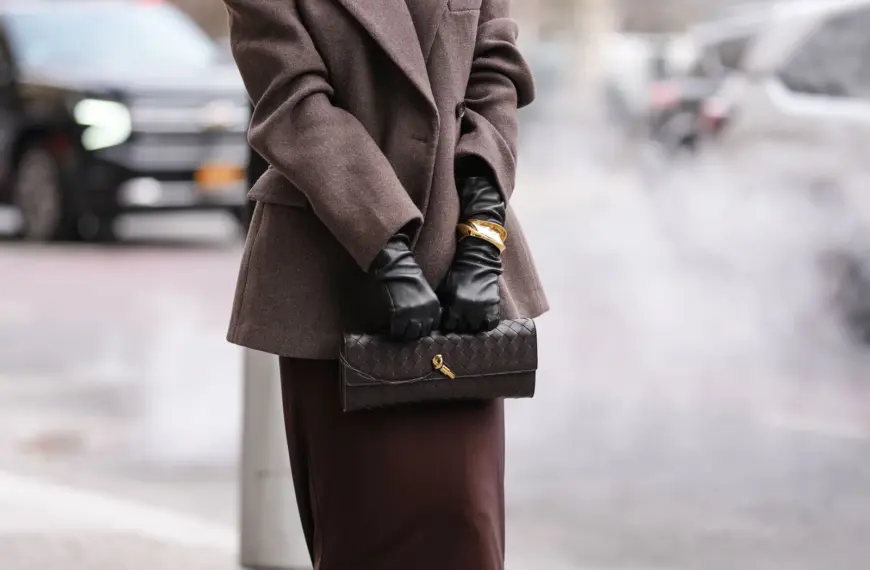 Рукавички зі шкіри й елегантна сукня: найкращий святковий образ, ідеальний для міста.