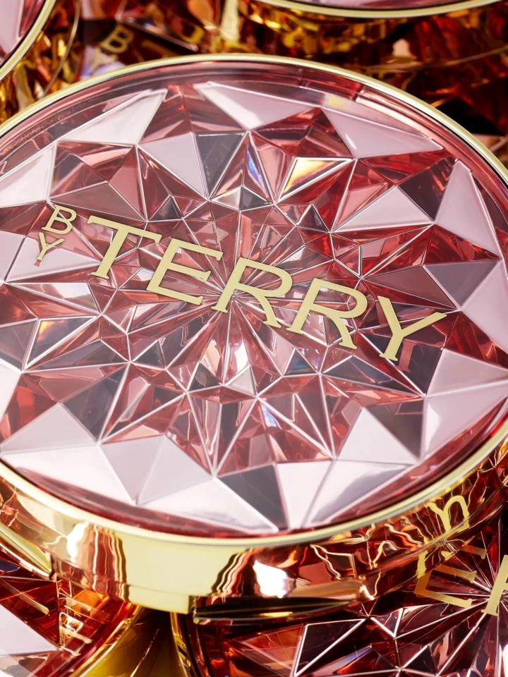 Бездоганна шкіра на спині та в зоні декольте до сукні з відкритим верхом. Б'юті-адвент Vogue UA. 18-й день.
2