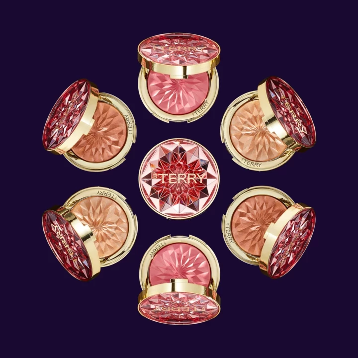 Бездоганна шкіра на спині та в зоні декольте до сукні з відкритим верхом. Б'юті-адвент Vogue UA. 18-й день.
4