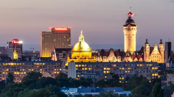 Горизонт Лейпцига, Німеччина, вночі, з освітленими історичними будівлями та готелями.