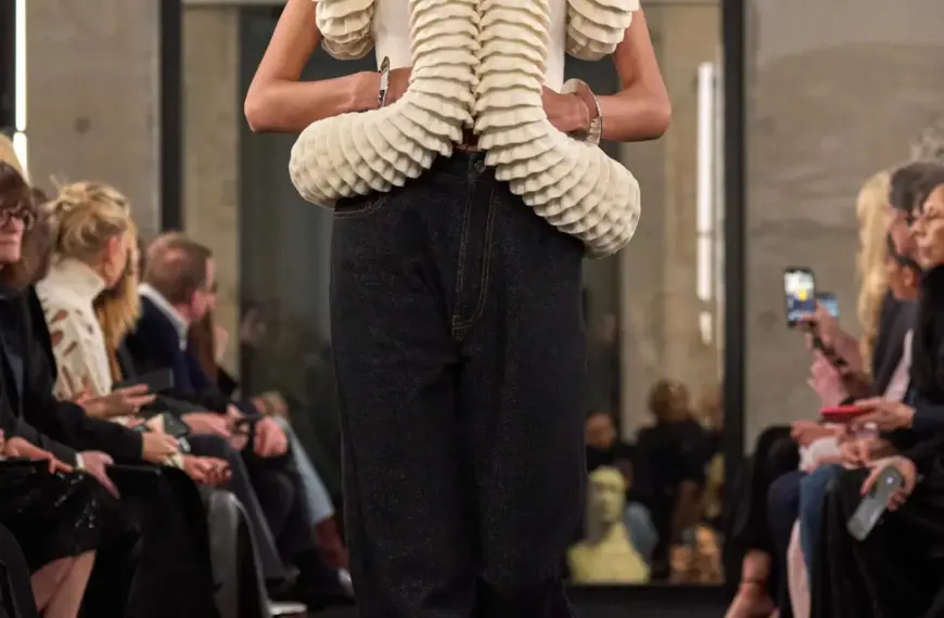 Чи ці верхи зроблять темно-синій денім ключовим для зими 2026?