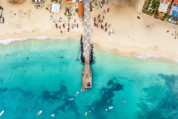 Обов'язкове посилання: Фото Яцека Сопотницького/imageBROKER/Shutterstock (13908856z) Пірс та човни на бірюзовій воді в місті Санта-Марія, острів Сал, Кабо-Верде Різне 23afbbbfaa