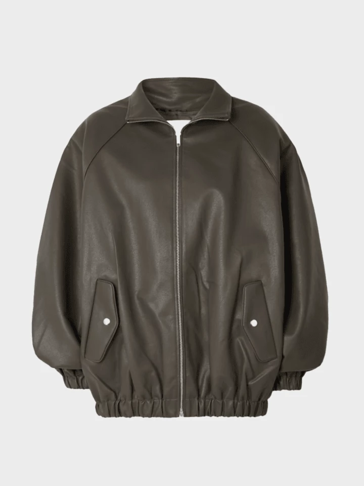 Від блейзерів до об'ємних бомберів: 8 головних трендових шкірянок 2026, що варті уваги
5