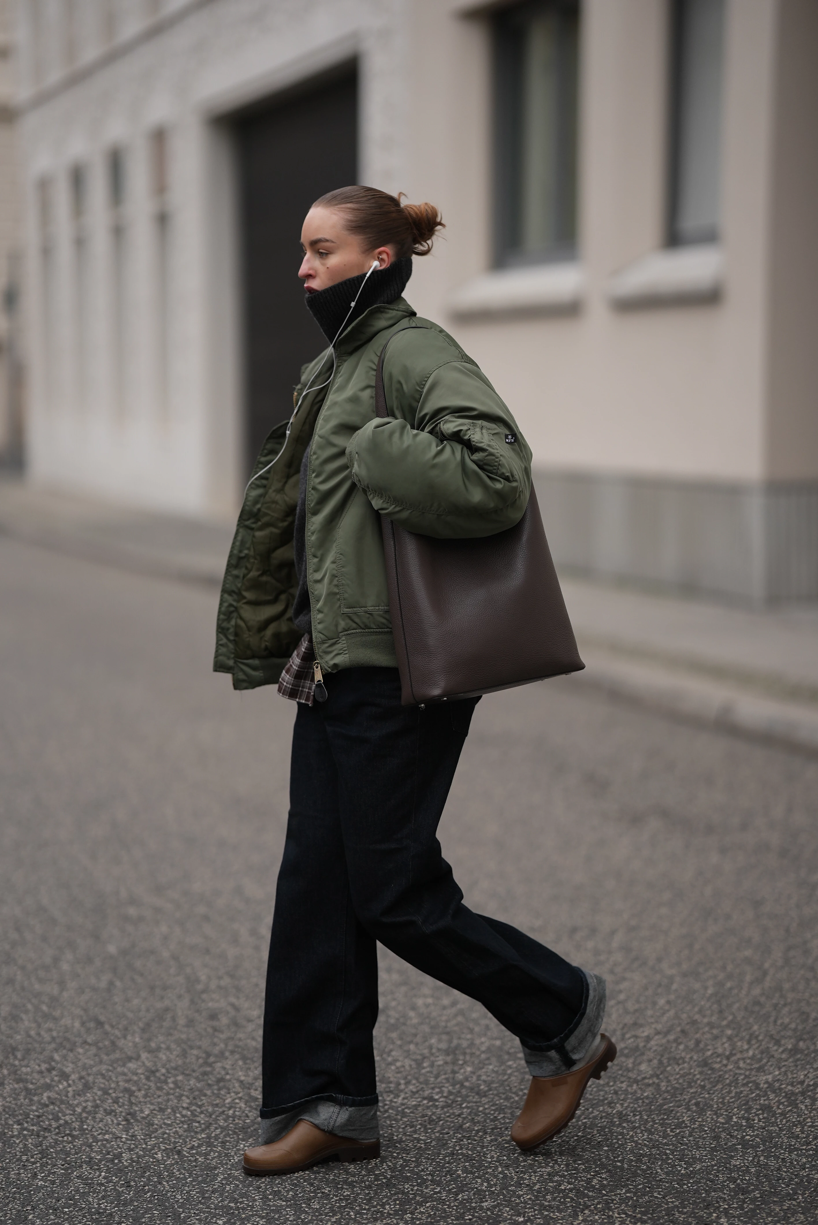 Мюлі та клоги: дивовижно вдалий вибір взуття для зими (якщо сніговий покрив не надто глибокий).
1