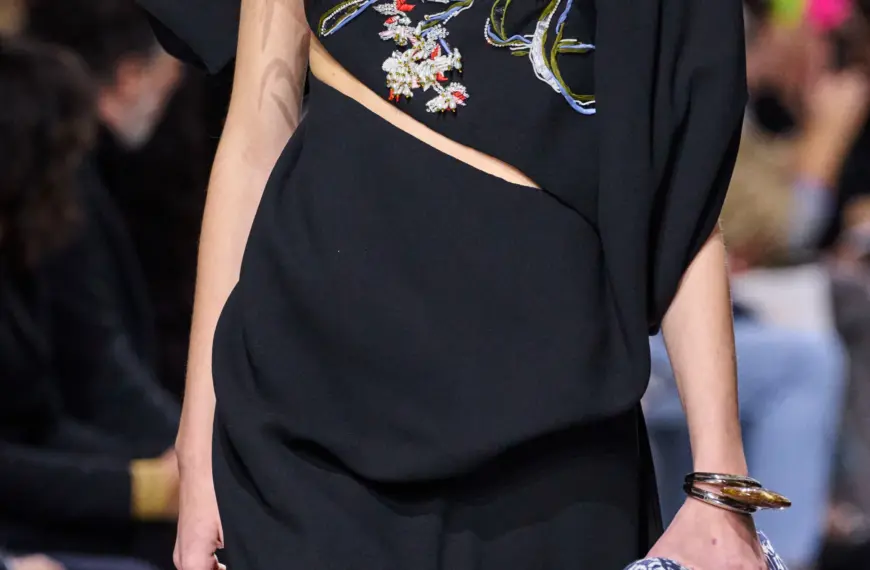 Dior знову робить трендовими незвичайні сумки.